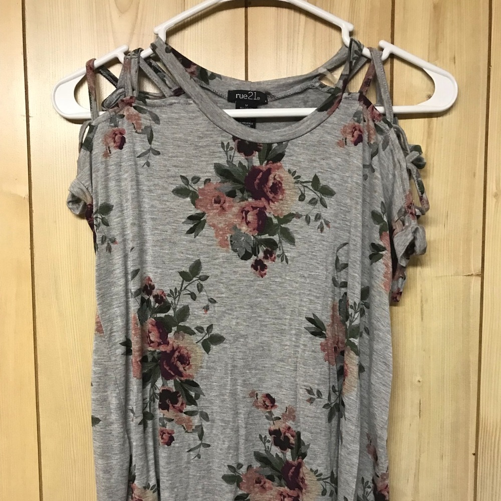 Floral shirt, size: M, never worn.